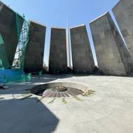 Památník na kopci Tsitsernakaber připomínající arménskou genocidu. Uvnitř hoří věčný oheň.