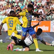 Zlínské duo Cletus Nombil a  Joss Didiba si důrazně poradili s Dennym Samkem z Karviné.