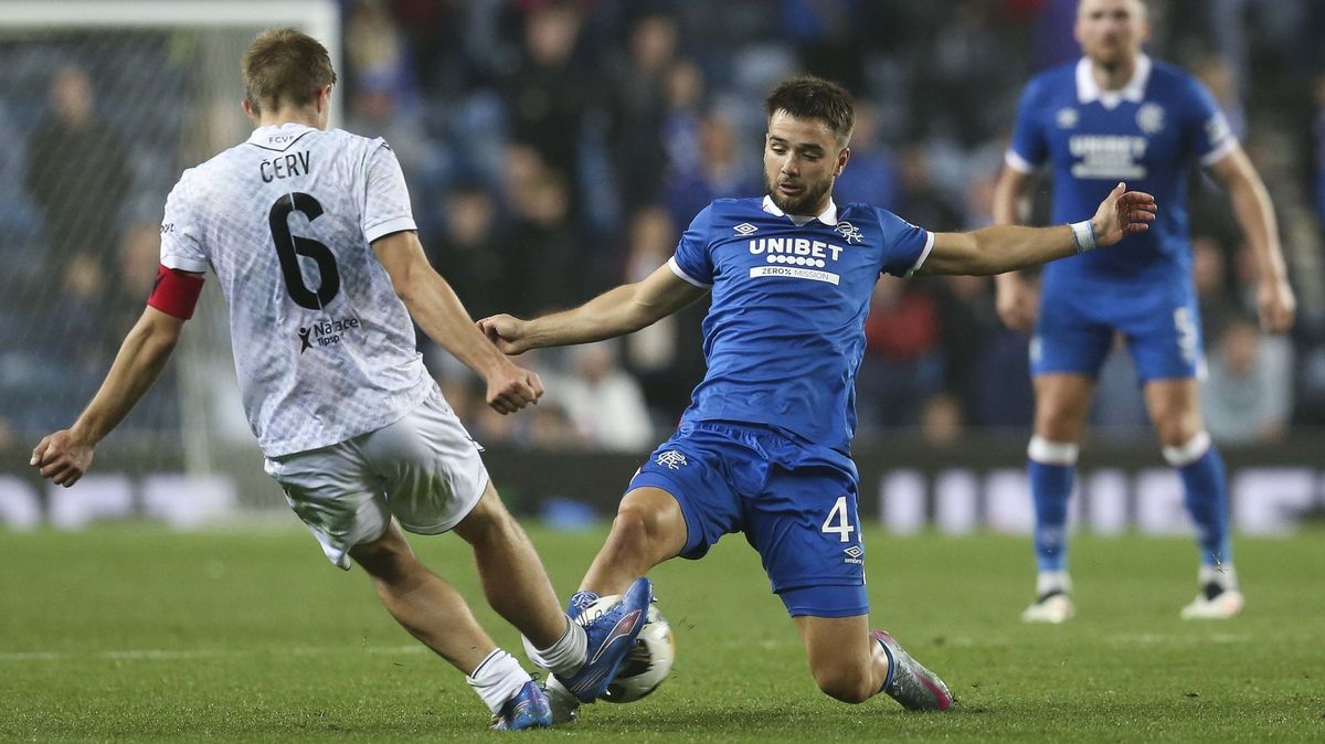 Bizarní moment v zápase Plzně s Rangers. Hráč byl potrestán, ještě než vyběhl na trávník