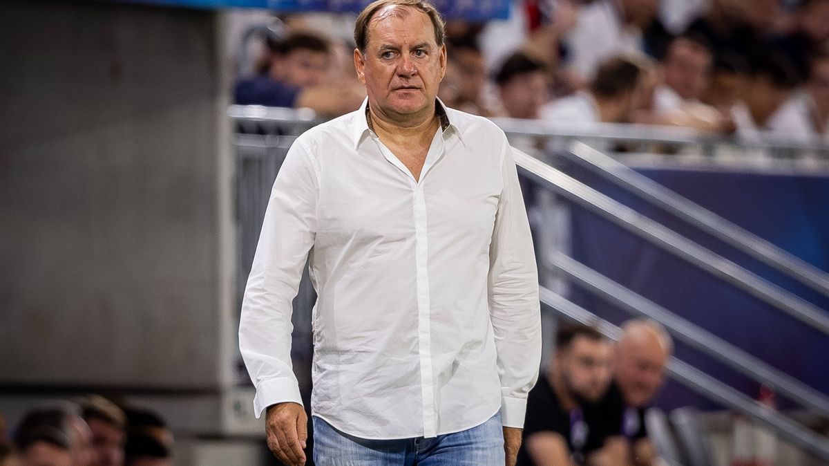 Bu*eranti holandský! Trenér Slovanu v boji o Ligu mistrů vběhl na hřiště a sprostě sjel sudí