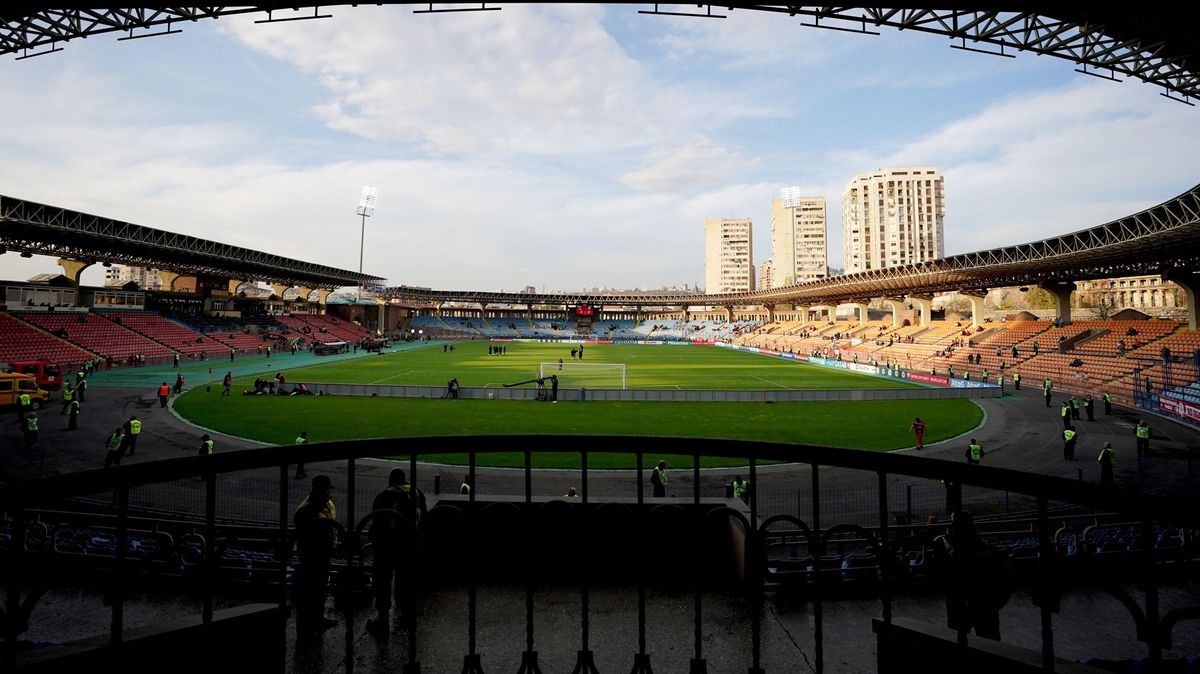 Komplikace u odvety Sparty. Po koncertu Jennifer Lopez je zničený trávník, mění se stadion