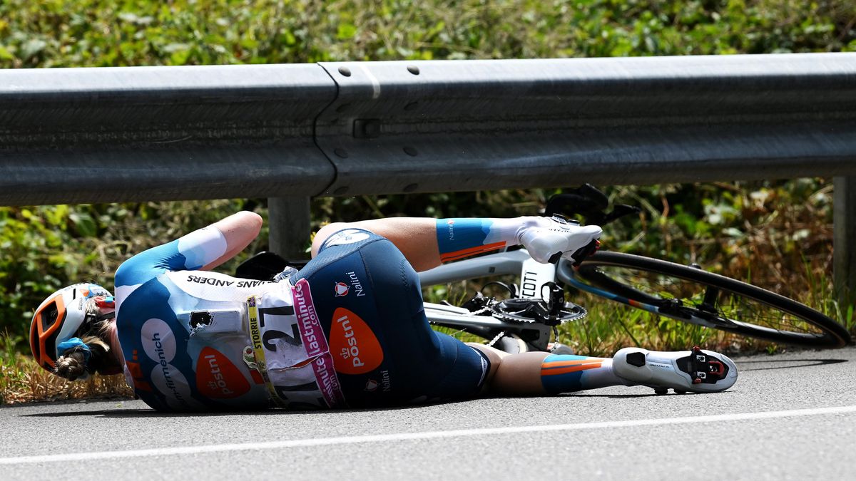 Cyklista slavil vítězství. Místo průjezdu cílem ale skončil na asfaltu