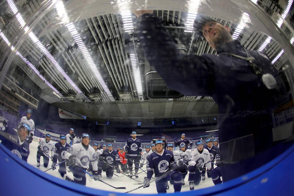 <p>Kompletní tým hokejistů Vítkovic zahájil přípravu na ledě na novou extraligovou sezonu, 30. července 2025, Ostrava. Tým sleduje trenéra Václava Varaďu.</p>
<p></p>