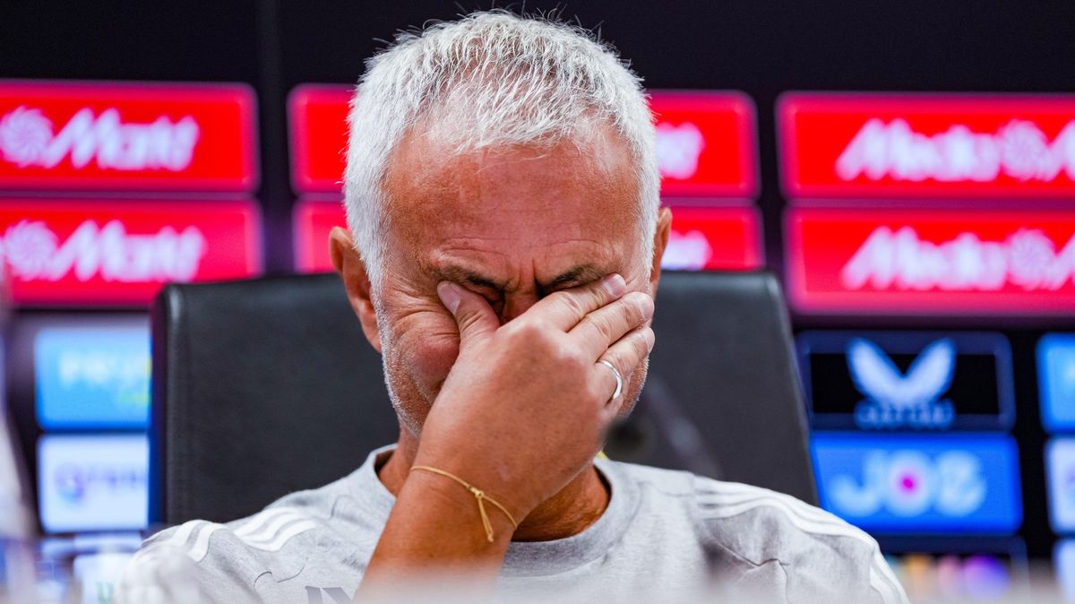 Smutek na tiskovce. Trenér Mourinho nemohl zadržet slzy