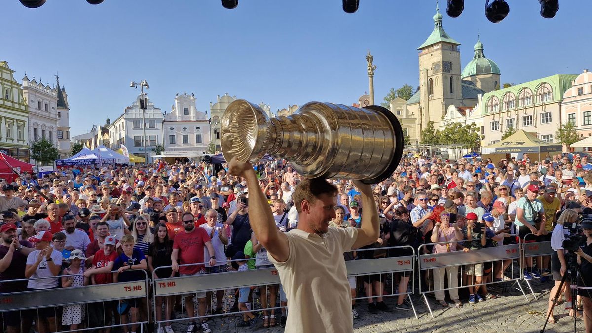 Po oslavách Stanley Cupu čeká Vaněčka pátá štace v NHL. O post jedničky Utahu bude bojovat i s Vejmelkou
