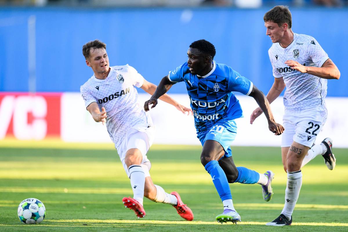 Denis Višinský z Viktorie Plzeň, John Solomon z Mladé Boleslavi a Jan Paluska z Viktorie Plzeň během utkání 3. kola Chance Ligy, FK Mladá Boleslav - FC Viktoria Plzeň, hrané 19. srpna 2025 v Mladé Boleslavi.