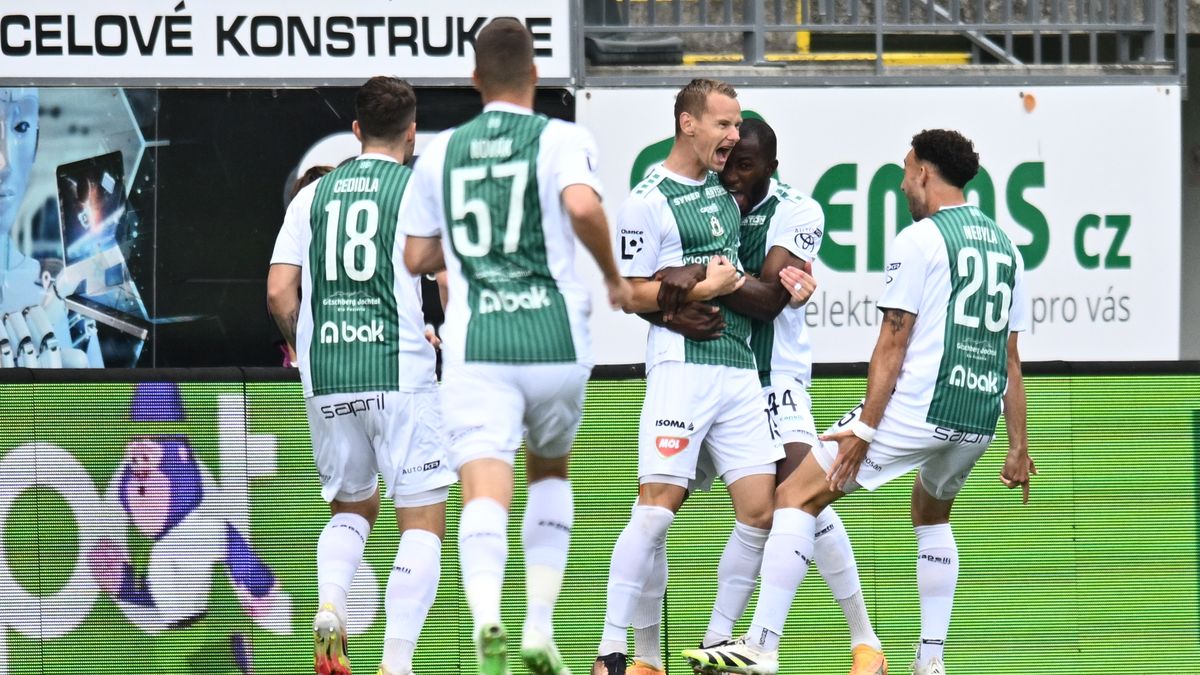 FOTBAL ONLINE: Jablonec vede nad oslabeným Hradcem. Zlín udeřil v Karviné, gól slaví i Teplice