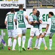 Fotbalisté Jablonce se radují z gólu. 