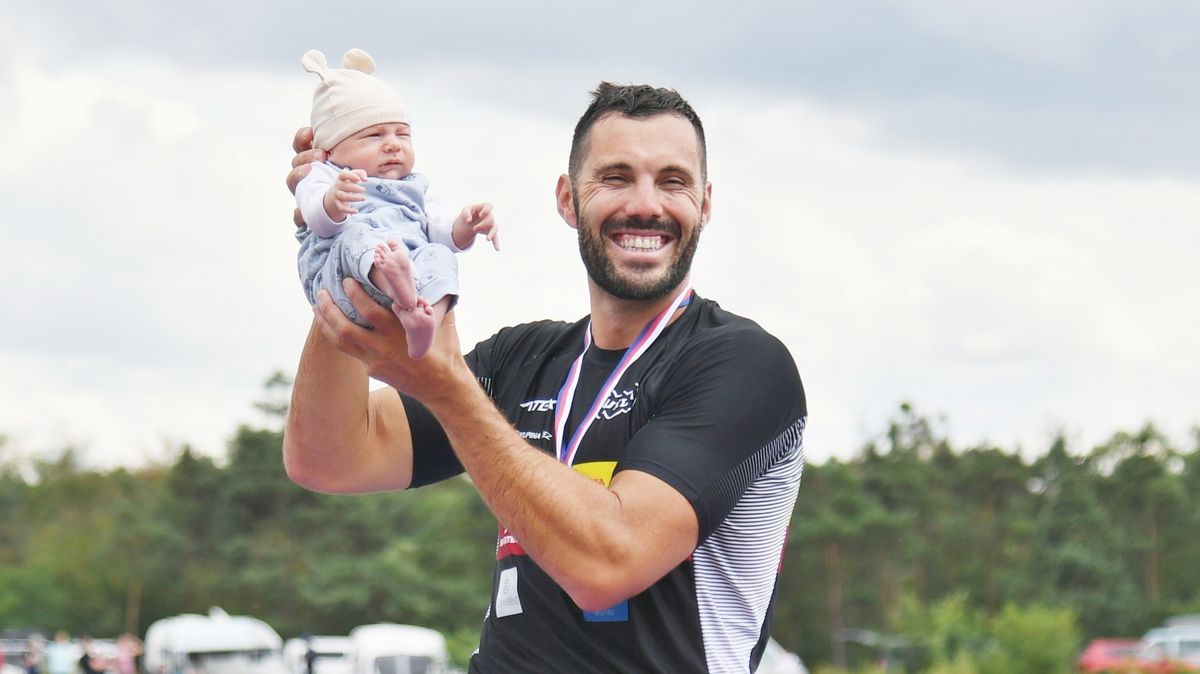 Zlato Dostála přebil jiný okamžik. Olympijský šampion poprvé na stupních držel syna