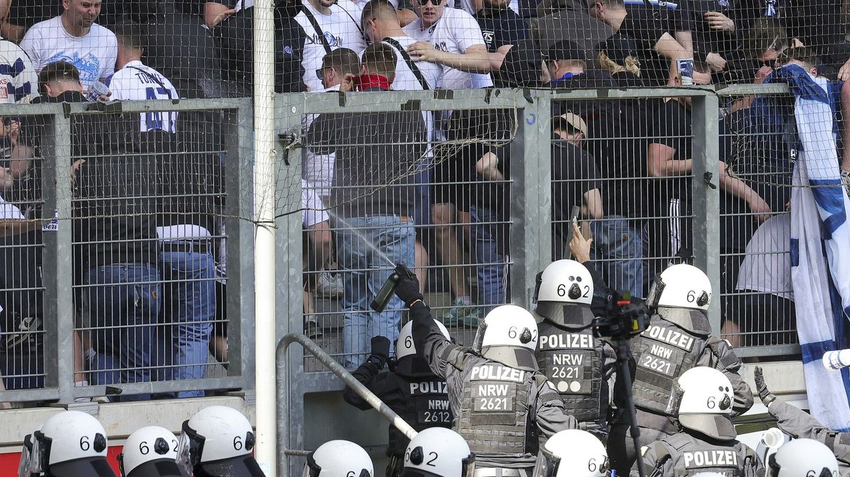 Policie přitvrdí v boji s chuligány, bude je označovat speciálním sprejem