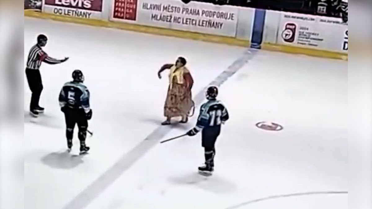 Rozzuřená matka mladého hokejisty vtrhla na led. Bizarní video z Prahy baví internet