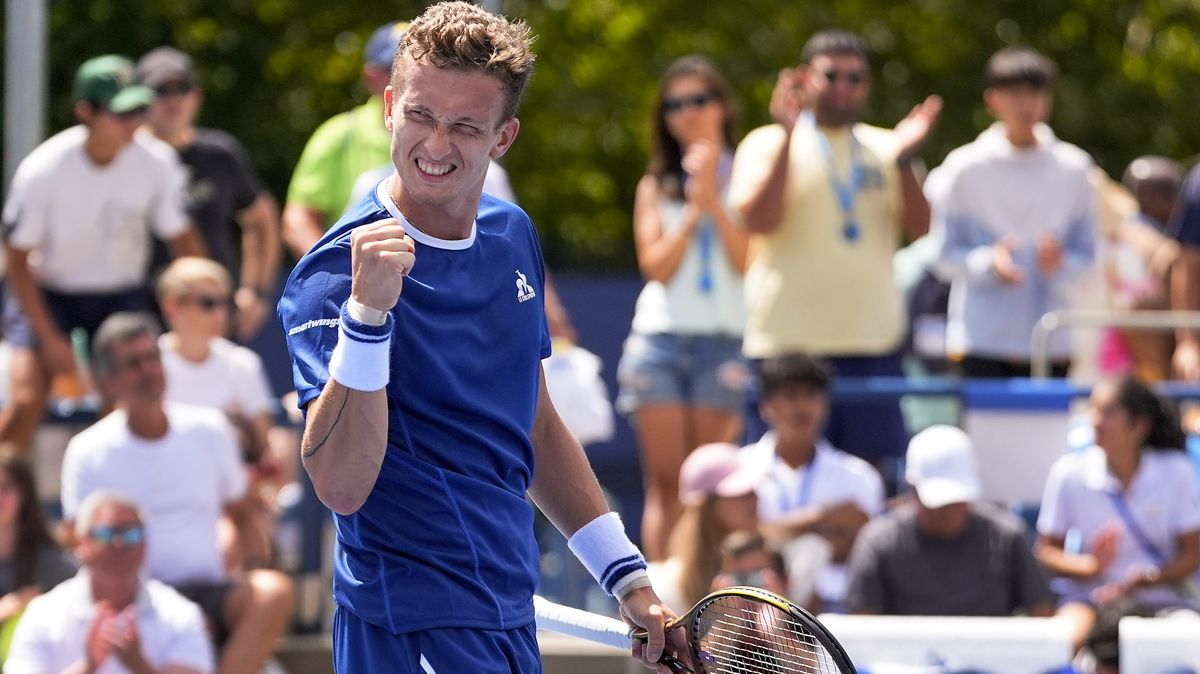 TENIS ONLINE: Menšík dramatickou koncovku prvního setu zvládl. Macháč nedal soupeři šanci, Lehečka otočil zápas