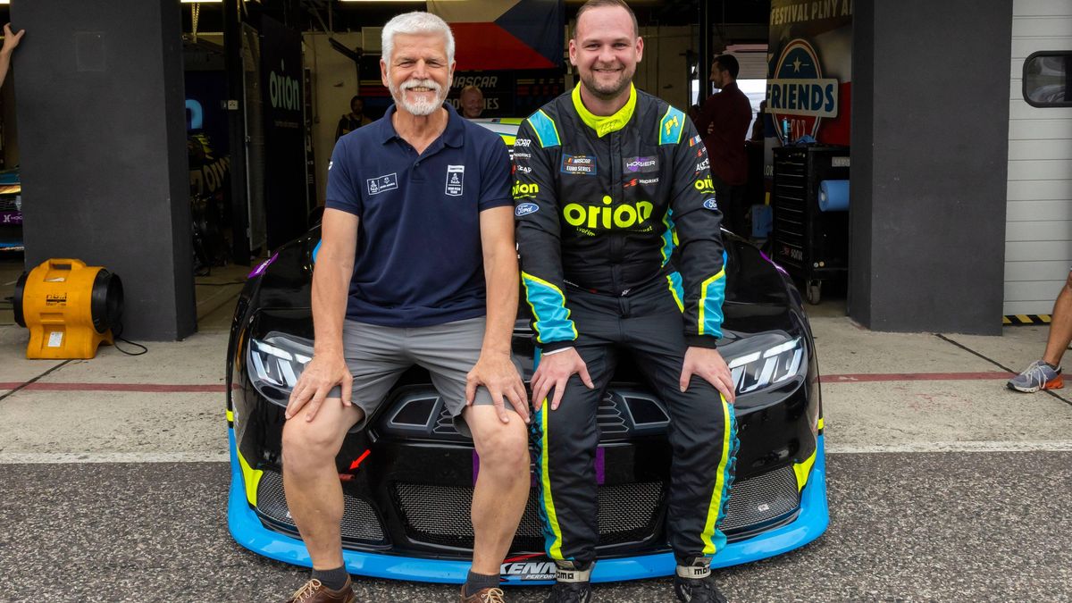 Prezident Petr Pavel si vyzkoušel jízdu v NASCAR
