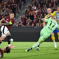 Kapitán Sparty Lukáš Haraslín prostřelil brankáře Zlína Stanislava Dostála, jeho gól ale neplatil. 