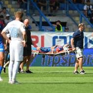 Záložník Plzně Denis Višinský byl odnášen na nosítkách. 