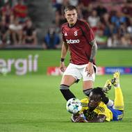 Zleva Patrik Vydra ze Sparty a Stanley Kanu ze Zlína.