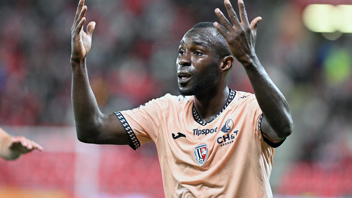 Další červená karta! Tanko dovršil proti Slavii zvláštní hattrick