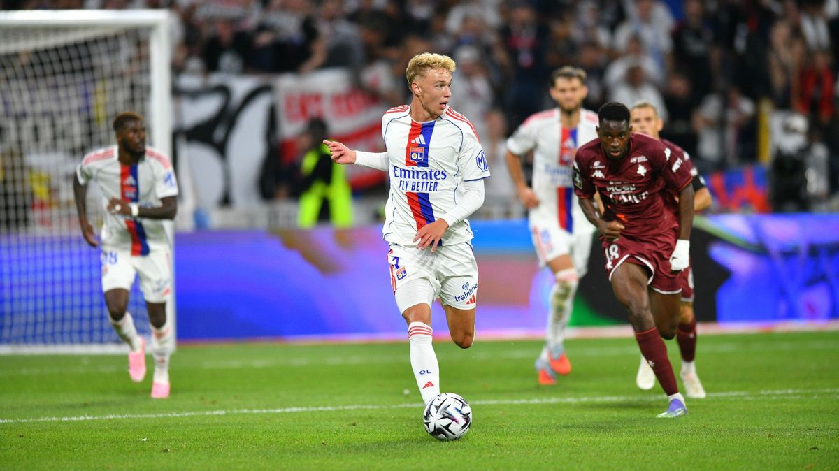 Češi okouzlují Lyon. Šulc zaujal asistencí i brýlemi, Karabec jásal: Gól mi pomůže