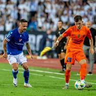 Daniel Holzer brání Nikitu Josifova.