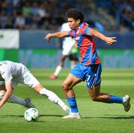 Christophe Kabongo z Plzně se prodírá přes Josefa Koželuha z Liberce. 