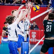 Trojblok vystavěný proti polskému smečaři Michalu Grzybovi.