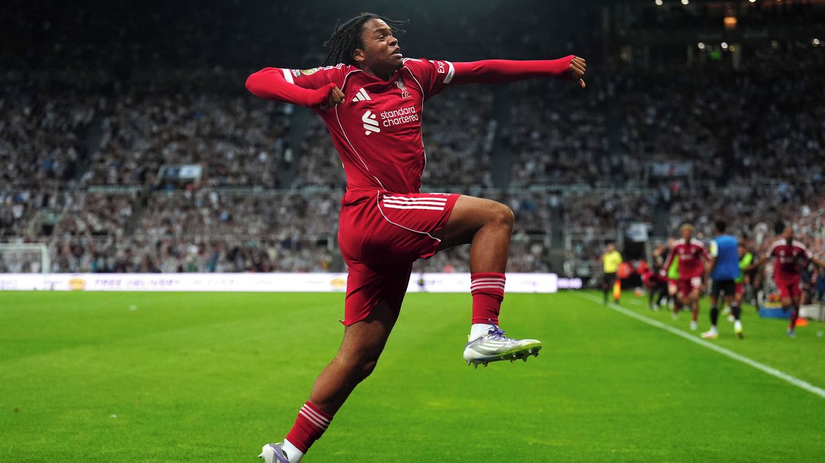 Tohle bude hvězda! Šestnáctiletý kluk s copánky zachránil Liverpool