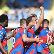 Fotbalisté Plzně se radují z gólu. 