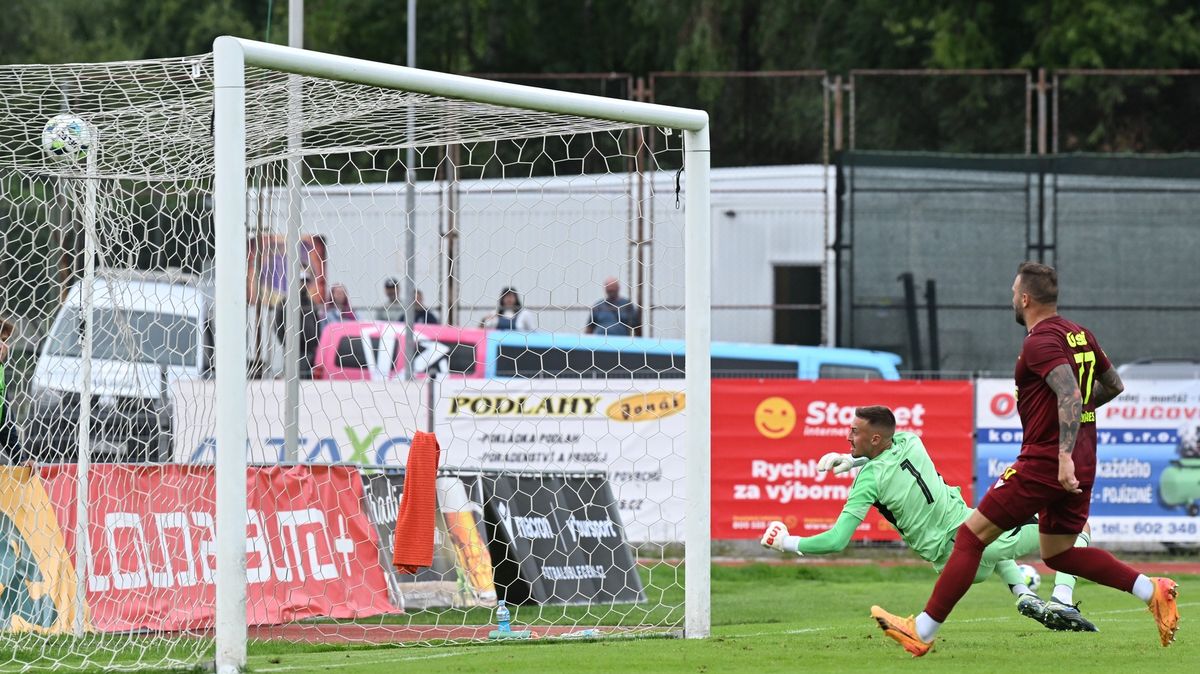 Gól roku? Brankář Sparty lovil míč po střele z šedesáti metrů