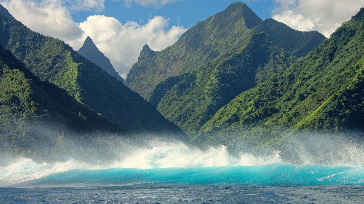 Dvanáctiletá dívka z Tahiti se předvede v náročném surfařském závodě