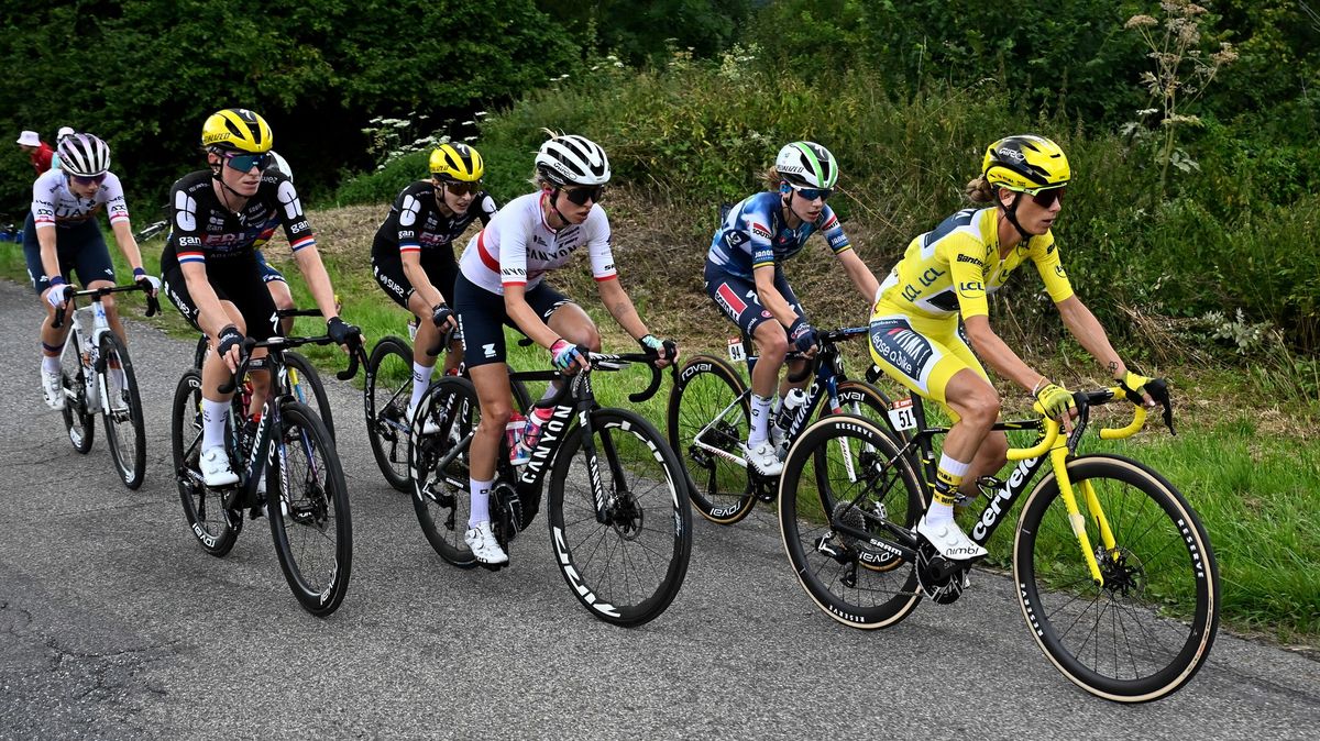 Chaos na elitním závodě. Takřka třetina cyklistek byla diskvalifikována těsně před startem