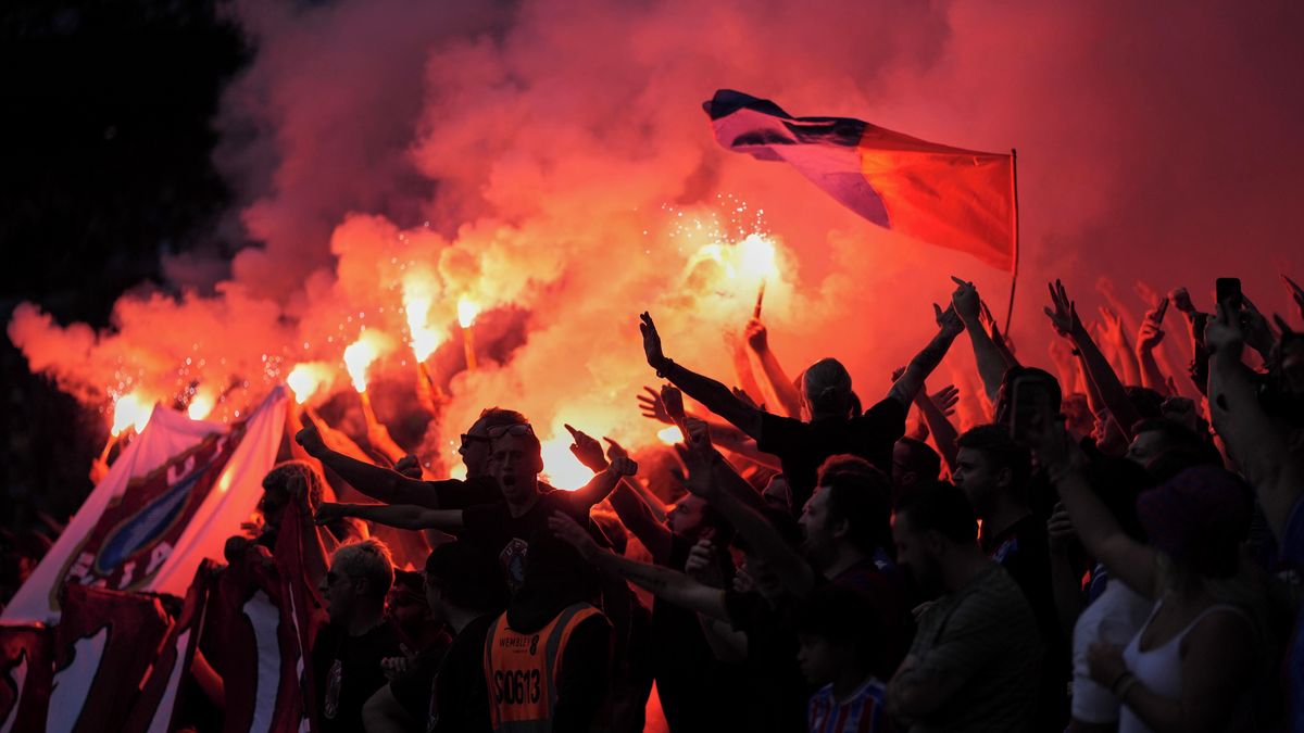 Vrazi od roku 1939. Skandální transparent na předkole Konferenční ligy rozčílil i polského prezidenta