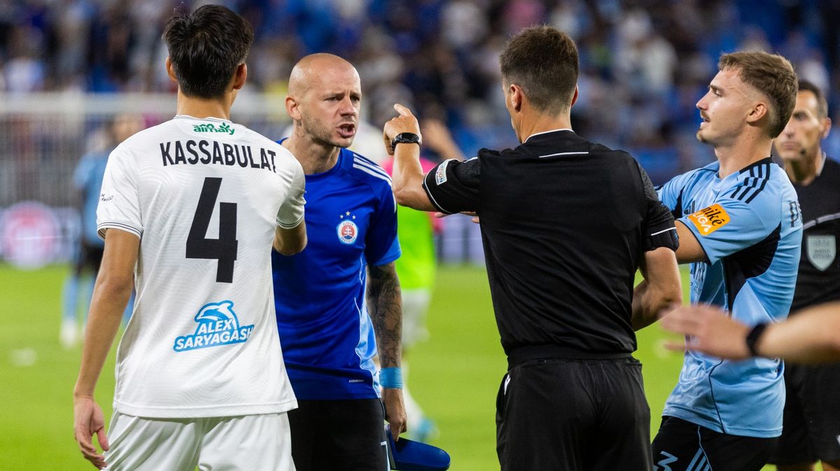 Frustrovaný kapitán Slovanu neunesl vyřazení. Soupeře kopl a sudího vyřval