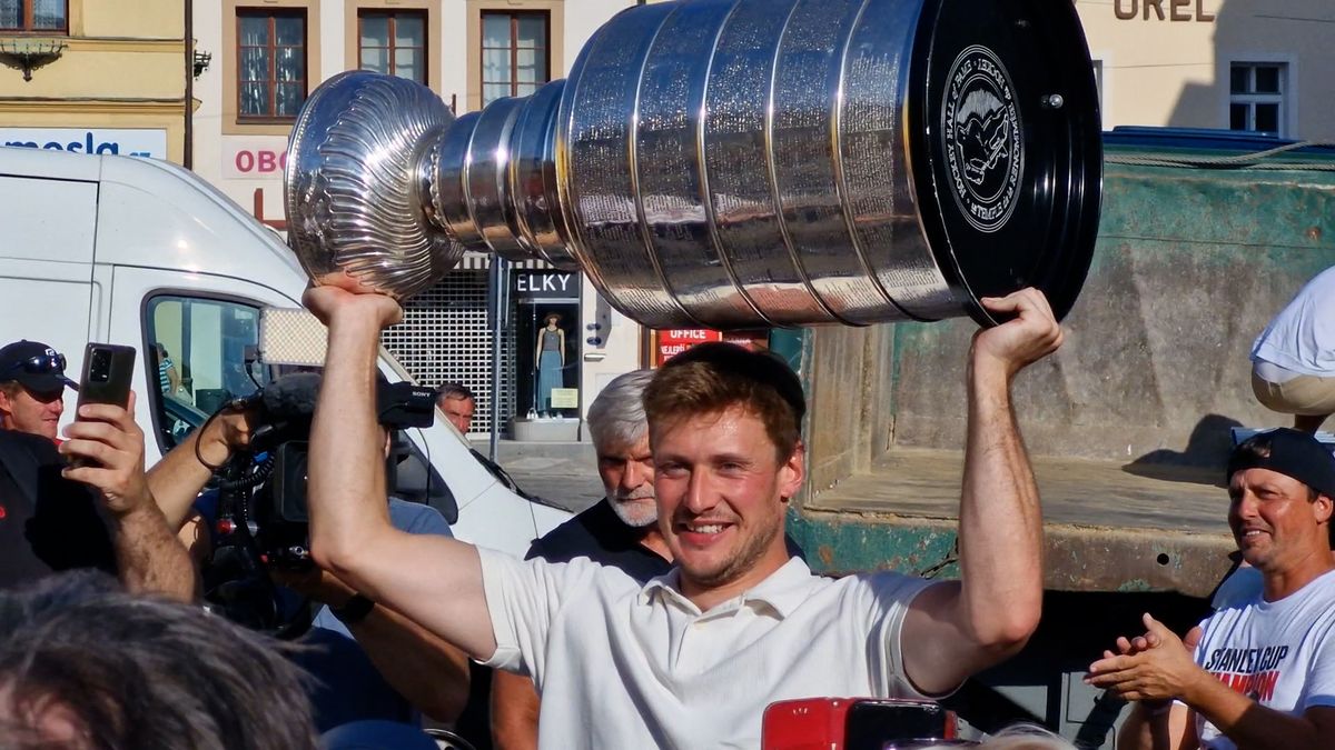 Vaněček přivezl Stanleyův pohár domů na nákladním autě. Vzpomínal i na svého předchůdce Vašíčka