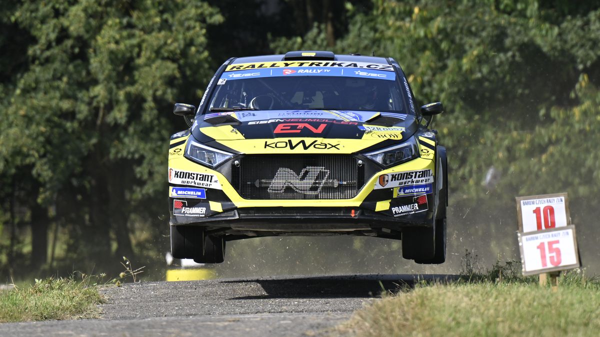 Otřesné záběry. Pořadatel na rallye ve Zlíně brutálně zmlátil fanouška