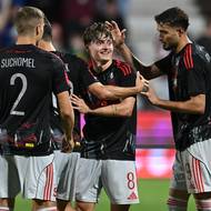 Magnus Kofod Andersen (uprostřed) se raduje z gólu na 3:0 v Pardubicích.