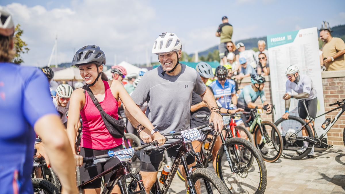 Jágr porazil v cyklistickém závodě vyhecovanou přítelkyni. Aspoň týden od ní budu mít klid, říká