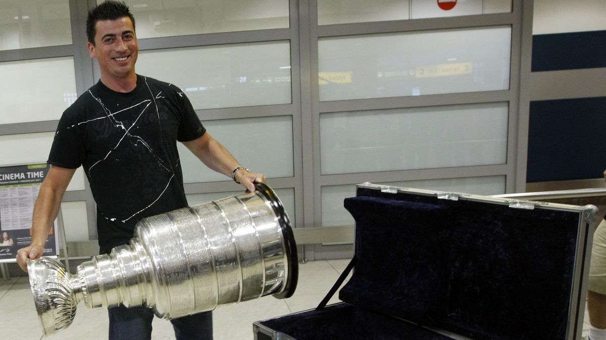 Stanley Cup v Česku. Jak se zrodila tradice, že každý hráč může strávit s pohárem den