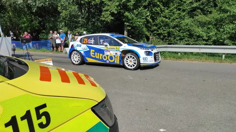 Sražený divák a kotrmelce závodního vozu, i taková byla letošní Barumka