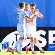 Hráči Plzně slaví gól Denise Višinského v zápase proti Mladé Boleslavi.