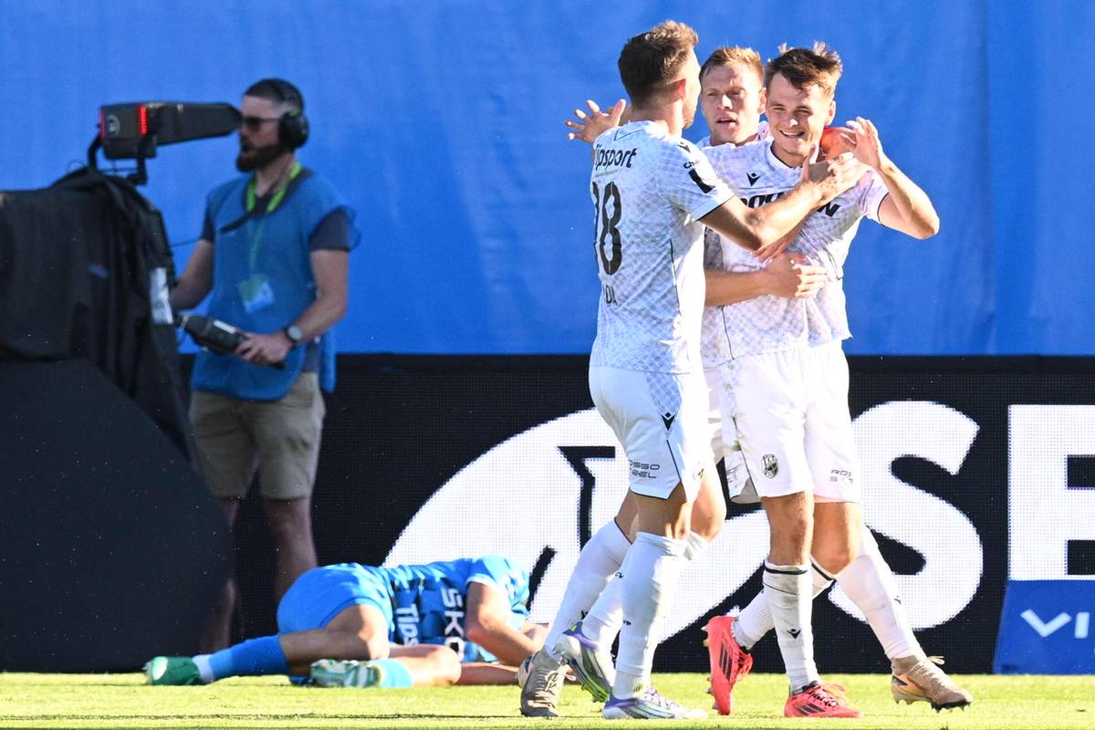 Hráči Plzně slaví gól Denise Višinského v zápase proti Mladé Boleslavi.