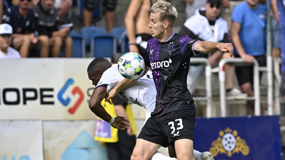 Drama na Slovácku. Staněk lapil penaltu, o výhře Slavie rozhodl Schranz