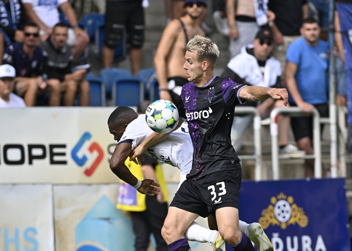 Zleva Gigli Ndefe ze Slovácka a Ondřej Zmrzlý ze Slavie