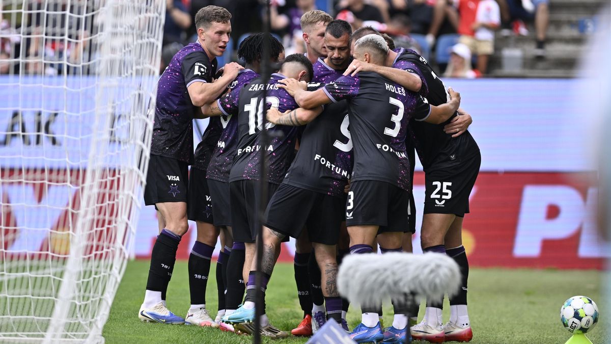 FOTBAL ONLINE: Drama na Slovácku! Staněk lapil penaltu v nastavení a zajistil Slavii výhru. Chystá se Baník