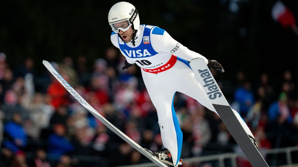 Grand Prix zahájil vítězně Lindvik, několik skokanů doplatilo na kombinézy