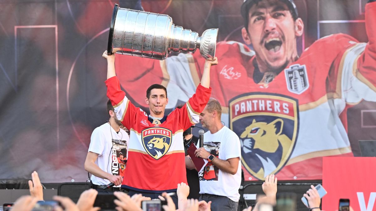 Nosek potěšil pardubické fanoušky. Stanley Cup přivezl stylově kočárem a na pódiu křepčil s Veronou