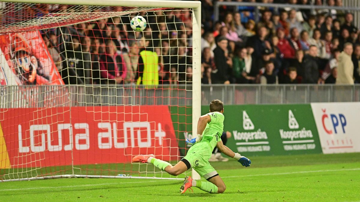 Zaplnil jsem celý stadion, hlásil s úsměvem gólman Pardubic. Fandili mu i v kotli Sparty
