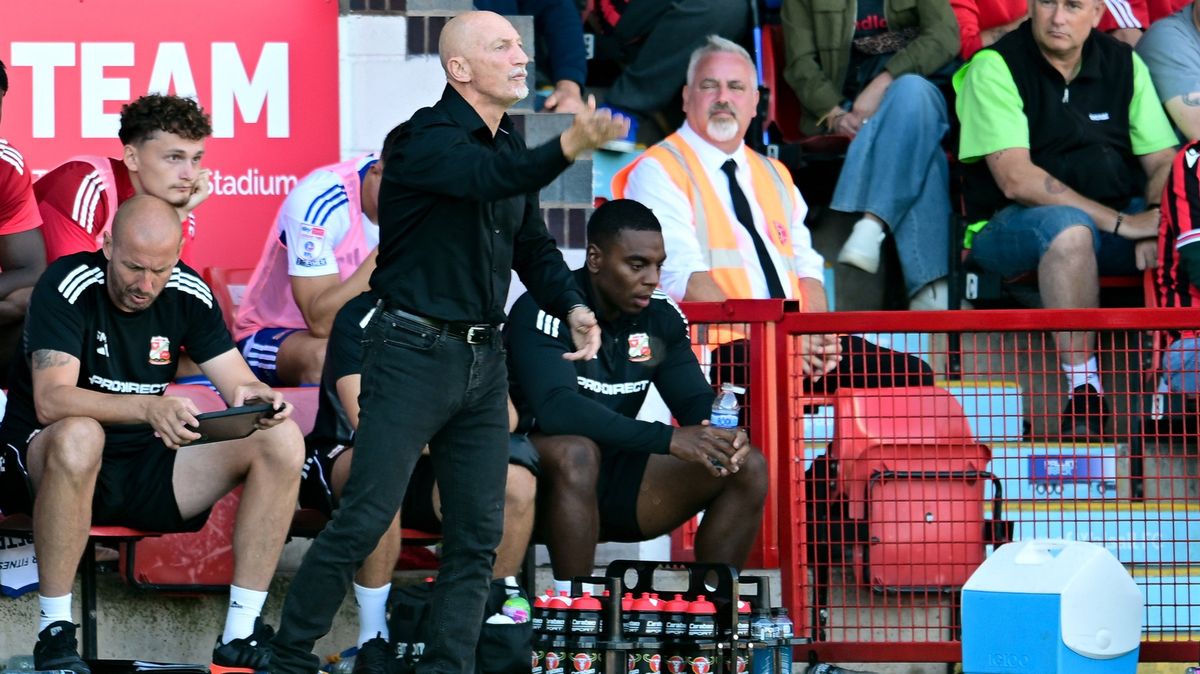 Najdu si tě! Trenér Swindonu varuje fanouška, který hodil na gólmana soupeře kus sedačky