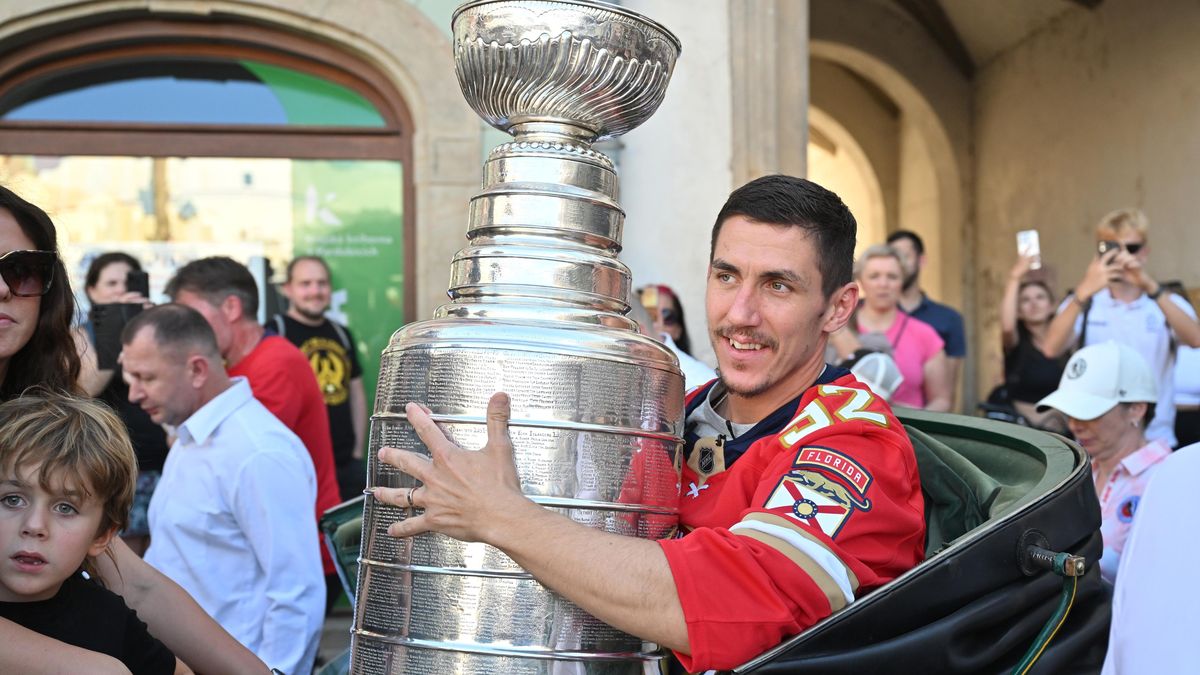 Nosek si nechal do slavné trofeje naservírovat snídani. Pak dostal perníkový Stanley Cup