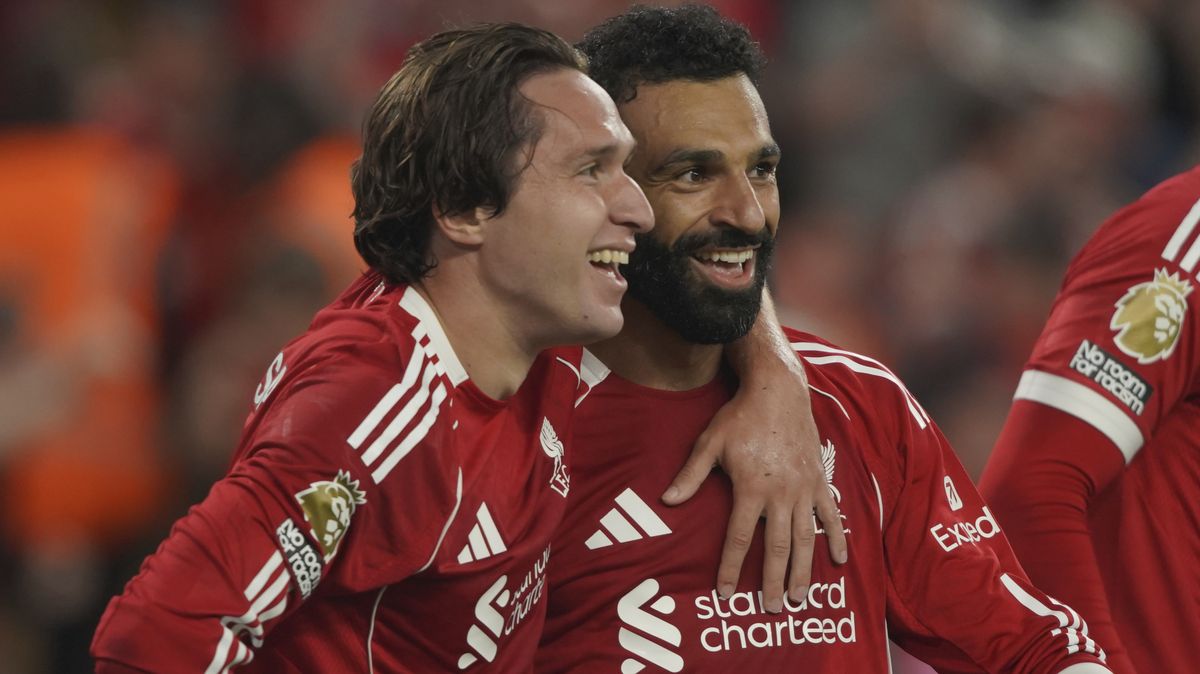 Komické video baví Anglii. Fanoušek Liverpoolu stáhl krajanovi kraťasy, odhalil úplně vše
