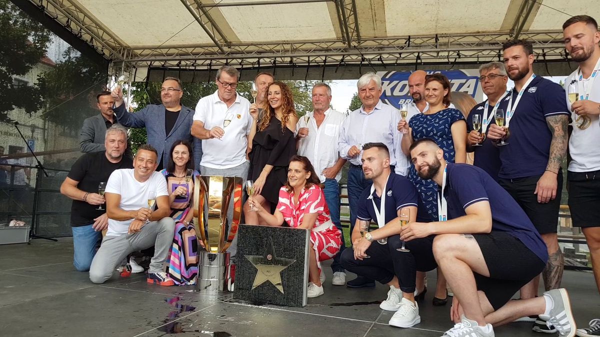 Mistři extraligy vedle legendárního Ivana Hlinky. Kometa má svou hvězdu na chodníku slávy